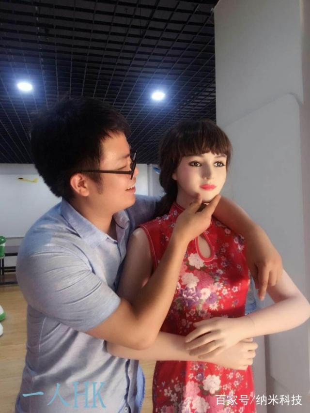 美女机器人被拆坏，技术与情感的碰撞