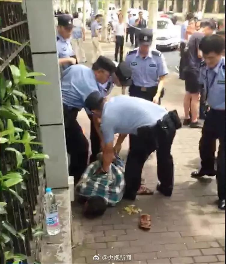 上海男子当街砍人事件深度解析