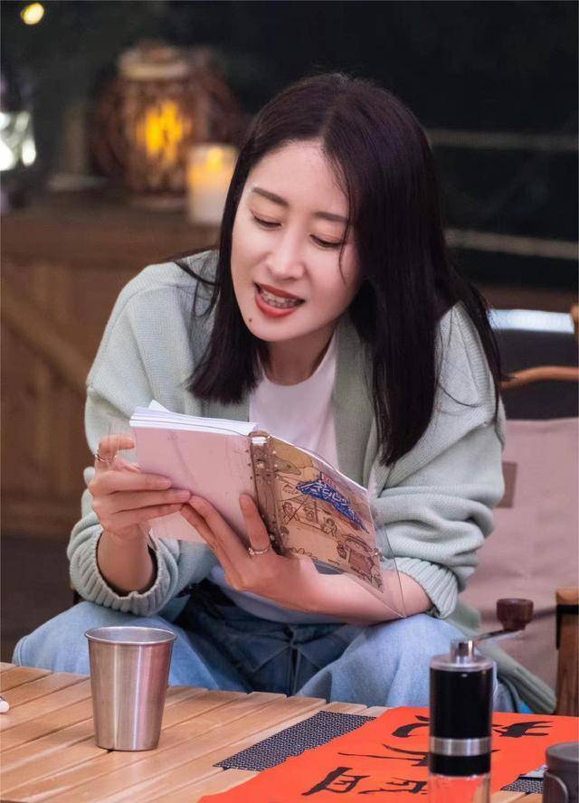刘敏涛与好友聚餐后骑共享单车回家的故事