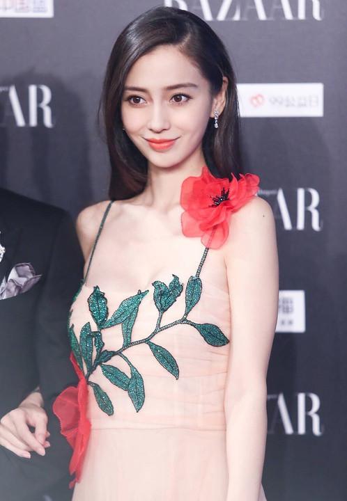 林志玲五十风华正茂，红裙倩影惊艳芭莎之夜