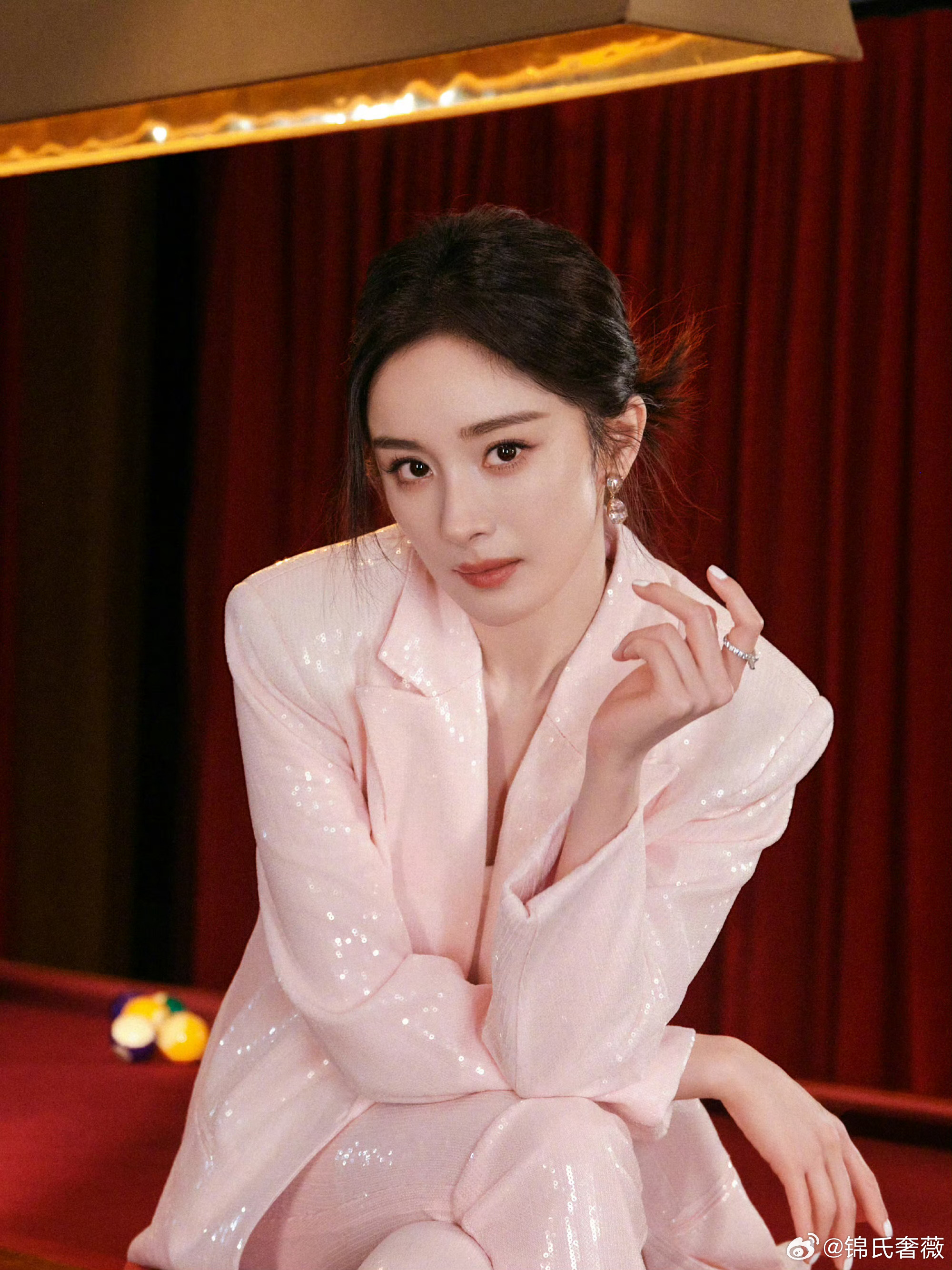 杨幂出现，星光璀璨，引领潮流