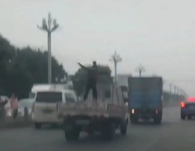四川一铁路桥垮塌，货车遭遇不幸——事故深度解析