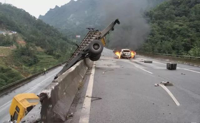 四川一铁路桥垮塌，货车遭遇不幸——事故深度解析