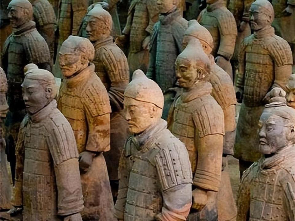 男子掉进兵马俑坑疑砸坏三个兵马俑，事件引发网友热议