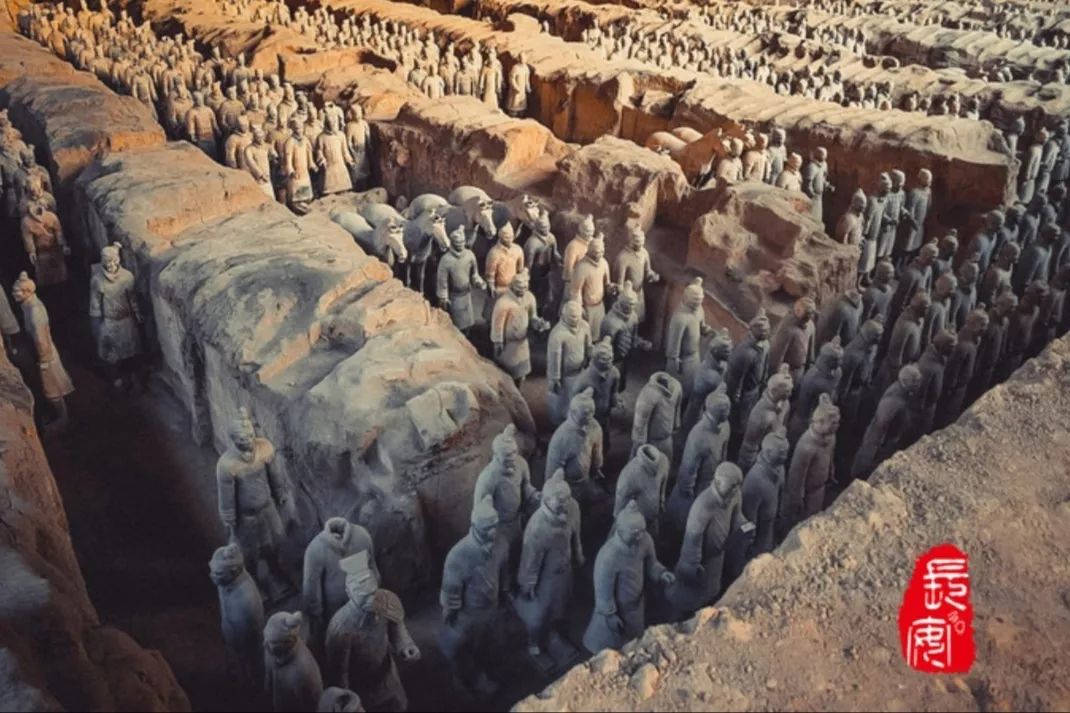 男子掉进兵马俑坑疑砸坏三个兵马俑，事件引发网友热议