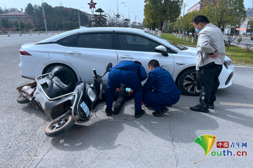 老人骑车捎人遇车祸，人间真情与社会责任