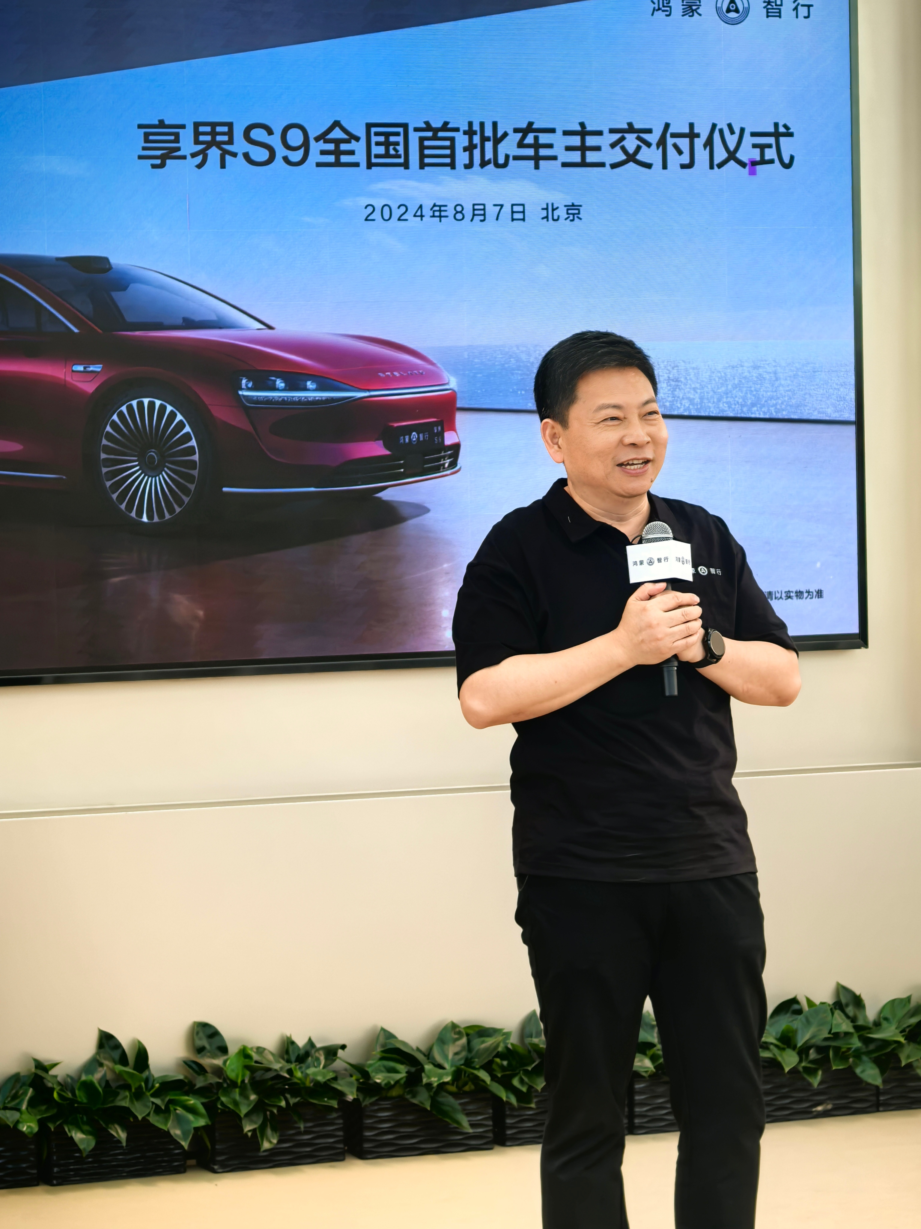 余承东展示尊界S800新功能，科技与艺术的完美融合