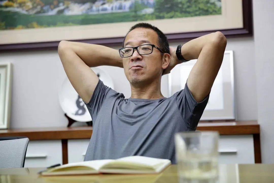 俞敏洪骑行摔倒受伤，犯困睡着了成为热议话题
