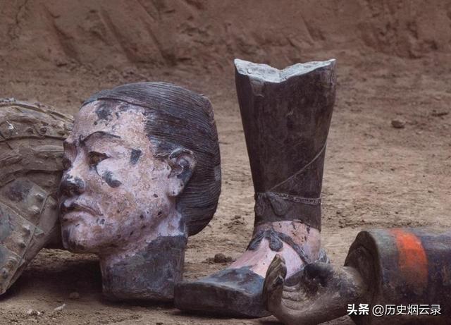 目击者视角下的震撼瞬间，男子推倒兵马俑后的捂脸倒地