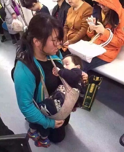 带不同小孩地铁乞讨现象，背后的故事与挑战