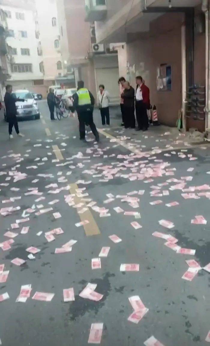 有人高空撒下千万现金？警方回应