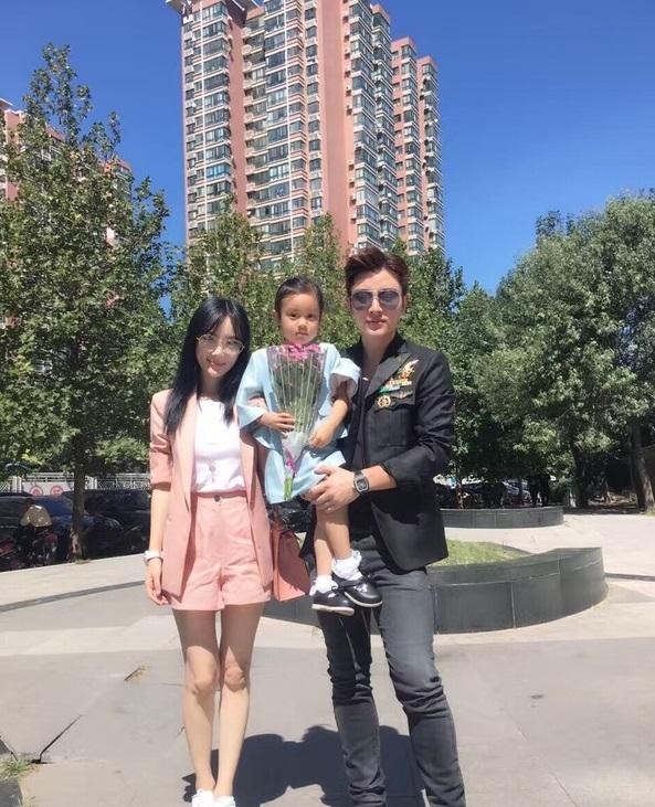 贾乃亮对甜馨的深情呵护，一份真挚的父爱
