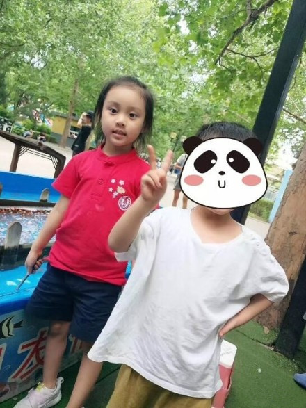 贾乃亮带甜馨逛街被偶遇，明星亲子日常引发热议
