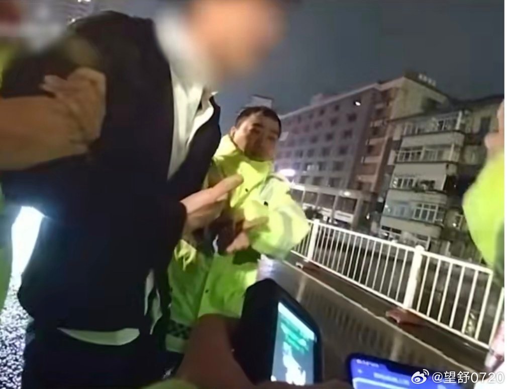 司机遇上查酒驾当场喝下1瓶白酒，一场荒诞的闹剧
