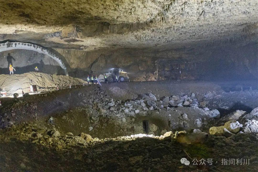 探秘地下世界，挖出溶洞的奇幻之旅