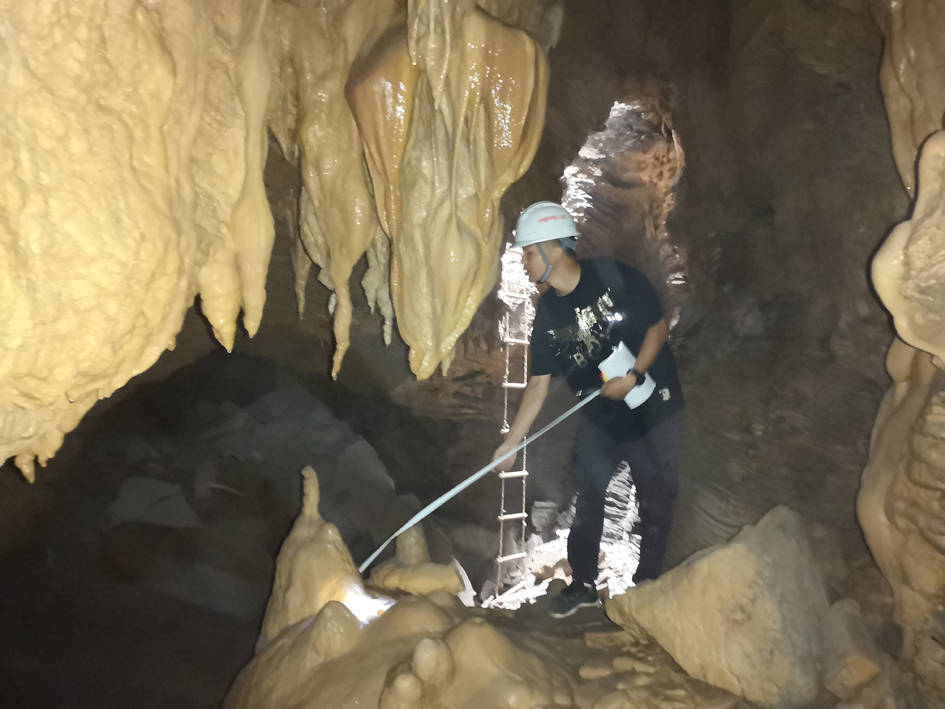 探秘地下世界，挖出溶洞的奇幻之旅