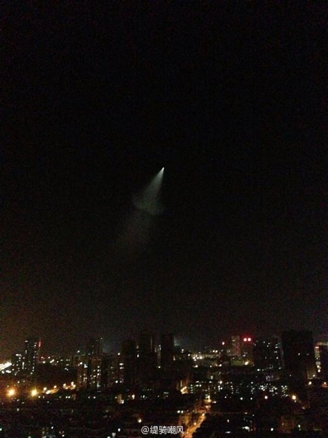 多地网友目击夜空现不明飞行物，神秘现象引发网友热议