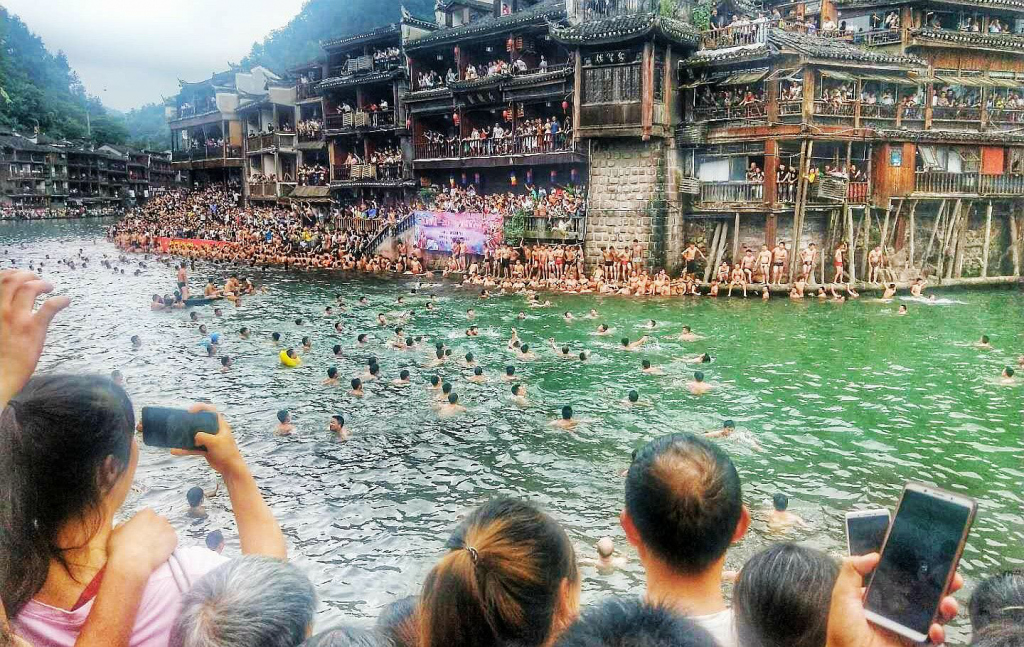 凤凰古城百人抢鸭子，一场狂欢的盛宴