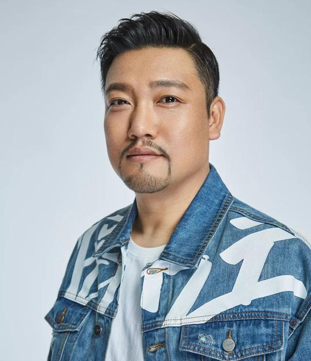 演员贾冰减肥成功瘦到脱相，励志故事与启示