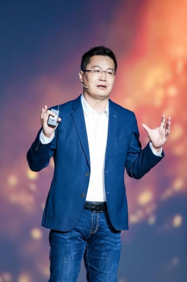 卢伟冰疑回怼余承东暗讽，两大巨头交锋引发热议