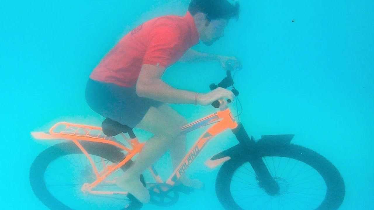 男子水上骑行新纪元，自行车在水上自由行驶