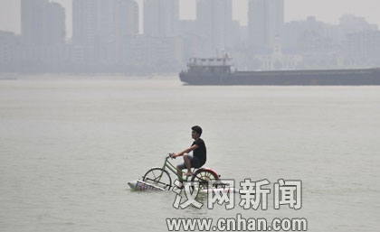 男子水上骑行新纪元，自行车在水上自由行驶