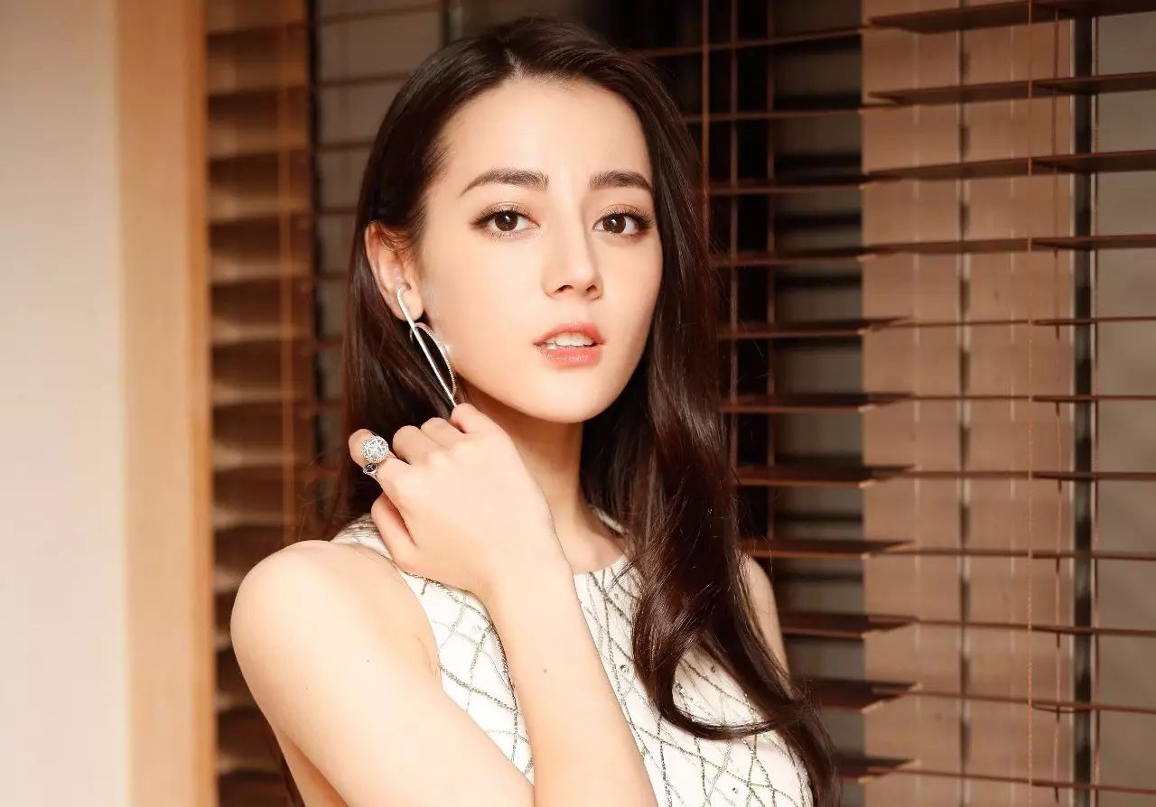迪丽热巴撕拉片美出圈，闪耀的明星魅力与时尚风采