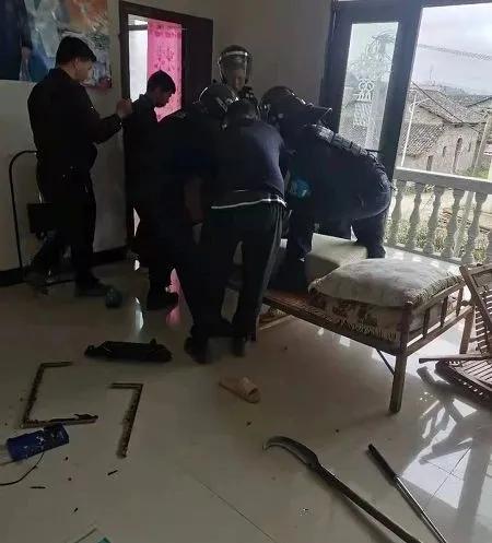 女子当街打砸汽车背后的故事，精神病发作与社会关注