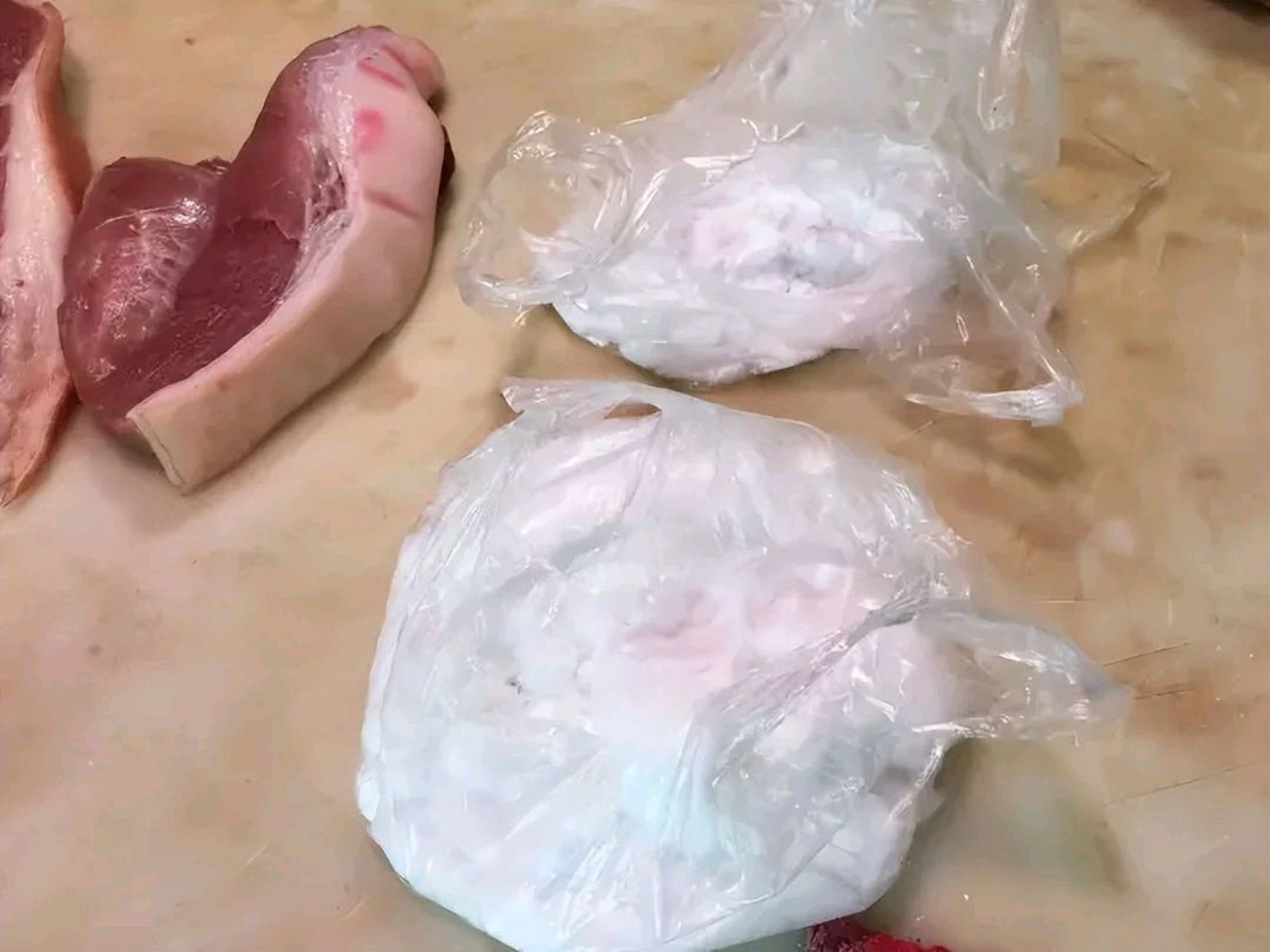 熟客曝商家给猪肉抹硼砂，揭开食品安全之隐患