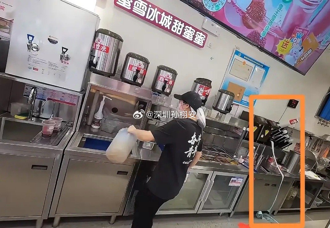 蜜雪冰城爆单女店员忙到崩溃落泪