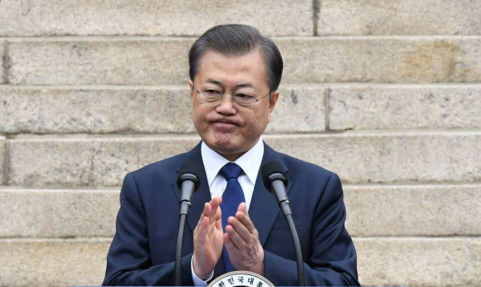 李在明边开会边大口吃紫菜包饭，职场美食新风尚