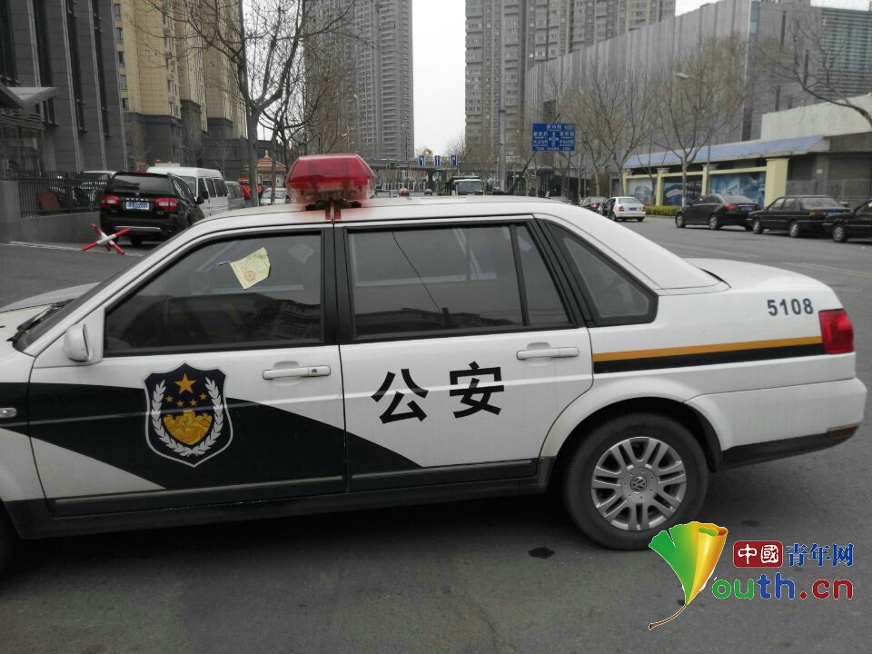 警车违停被贴罚单谁来买单？