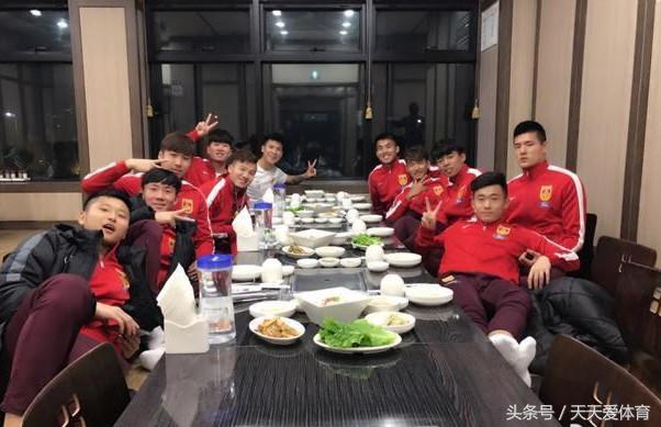 记者，出局之夜国足球员们没心情吃饭