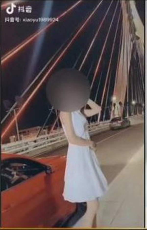女网红违停不满处罚跳上警车被拘事件分析
