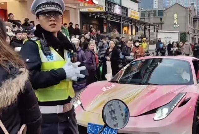 女网红违停不满处罚跳上警车被拘事件分析