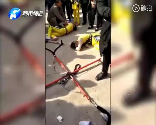 杂技演员表演中摔落，挑战极限的风险与坚韧精神