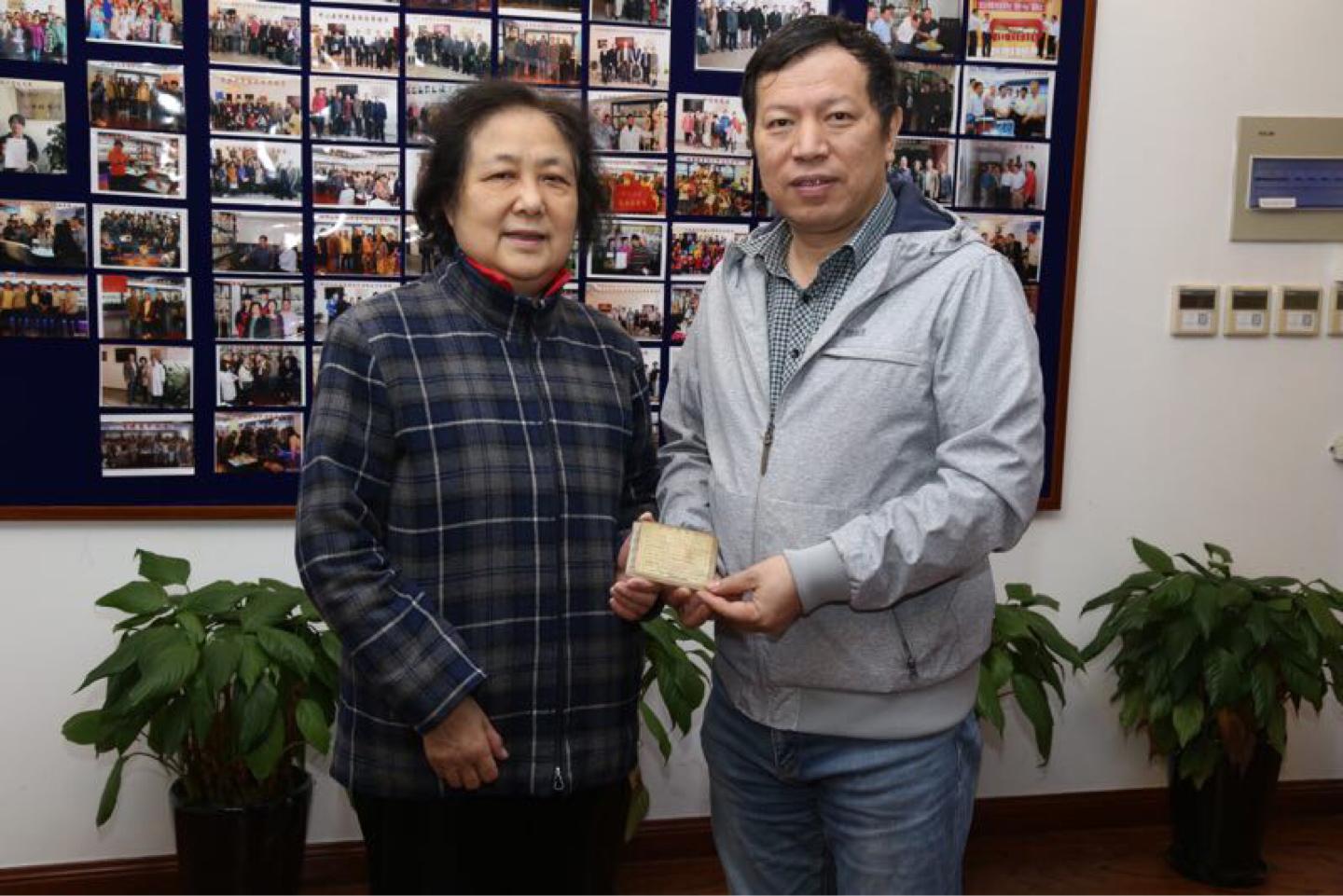 71岁退休教授的奋斗与智慧人生