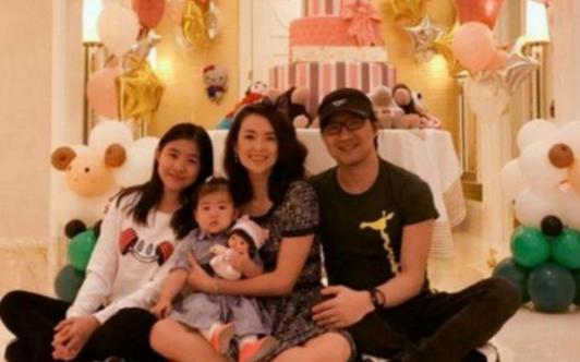 送女儿进考场后妈妈转身掉下热泪