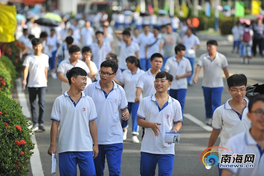 第一位走出考场的考生，勇气与启示