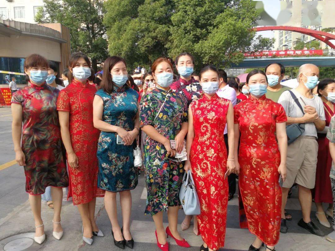 红色旗袍送考，传统与现代的交融之美