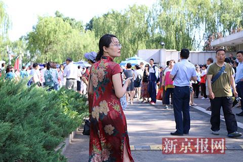 红色旗袍送考，传统与现代的交融之美
