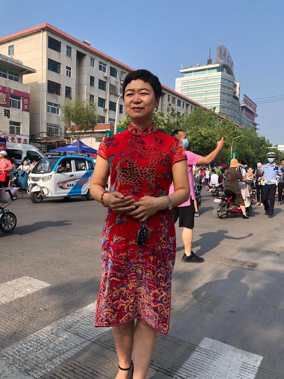 送考爸爸盛装旗袍背后的温情与期待