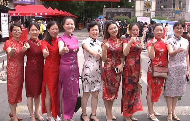 送考爸爸盛装旗袍背后的温情与期待