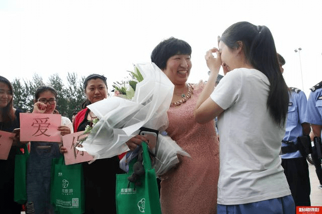 考生高考结束现场集体找妈妈，情感与成长的交织