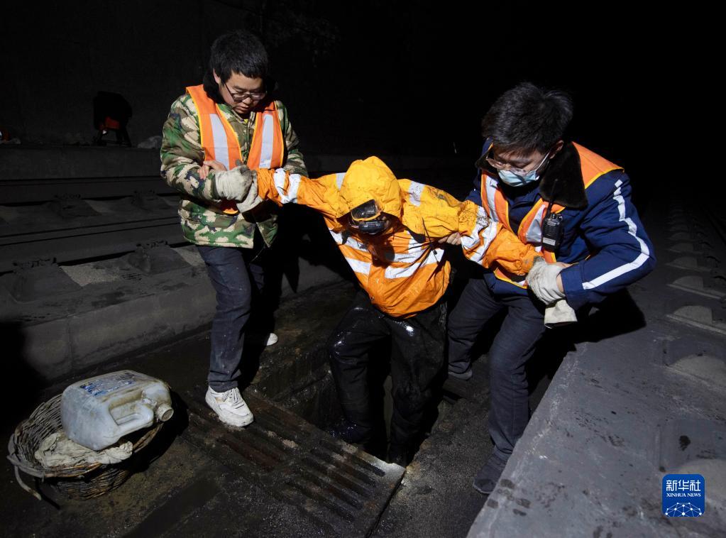 火车穿越山西隧道，煤灰中的乘客惊魂记