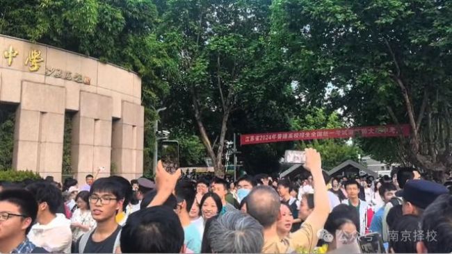 高考结束后，男生直奔妈妈墓地——一份深切的怀念与成长