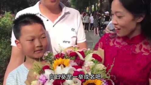 高考结束后，男生直奔妈妈墓地——一份深切的怀念与成长
