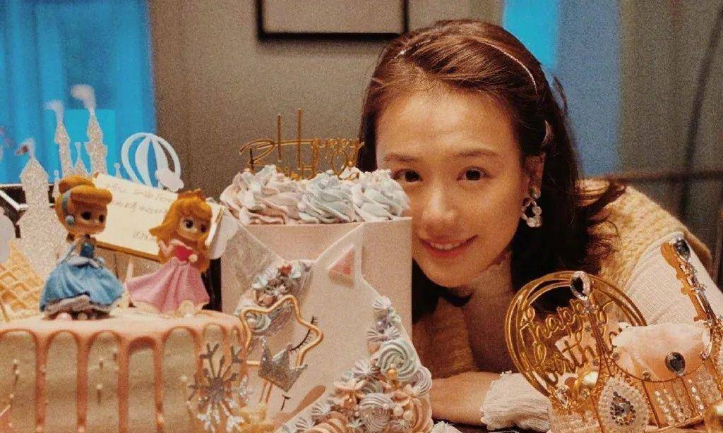 妈妈带顶流Labubu花束接高考女儿，爱与鼓励的传递