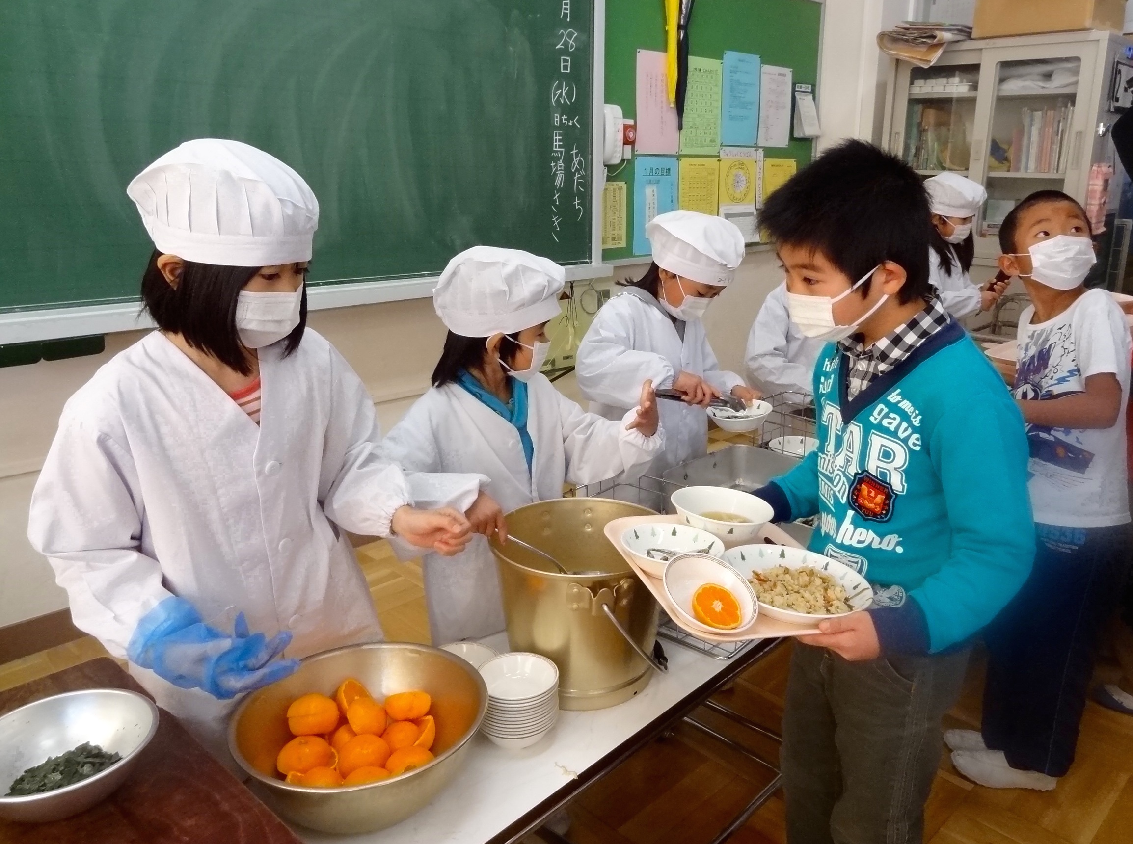 日本部分学校午餐减少供应米饭，背后的原因与影响