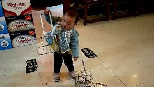 幼童被客人灌啤酒，关注儿童安全，守护健康成长